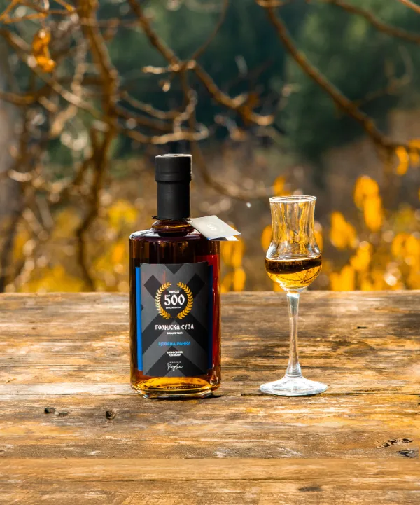 Golijska-suza-flasa-crvene-ranke-rakija-u-prirodi